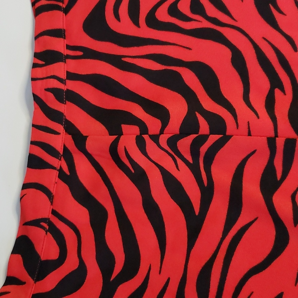 Aritzia Sunday Best wraparound lined skirt black & red animal tiger zebra print - Picture 9 of 11
